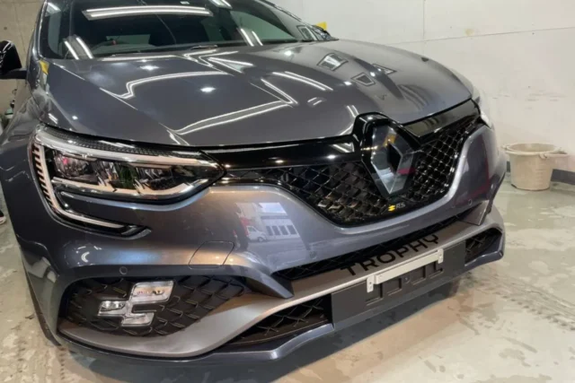 RenaultメガーヌR.S.トロフィーのボディコーティング、ホイールコーティング/脱着両面施工/東京都多摩市S様