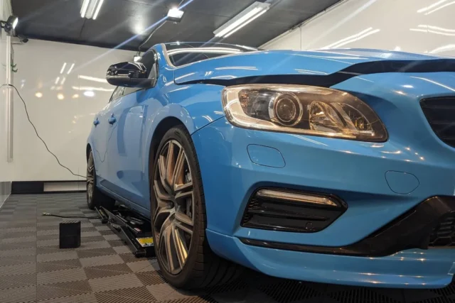 VOLVO V60 PolestarEngineerdのボディコーティングとホイールコーティング脱着両面施工、ヘッドライトリペア等/横浜市F様