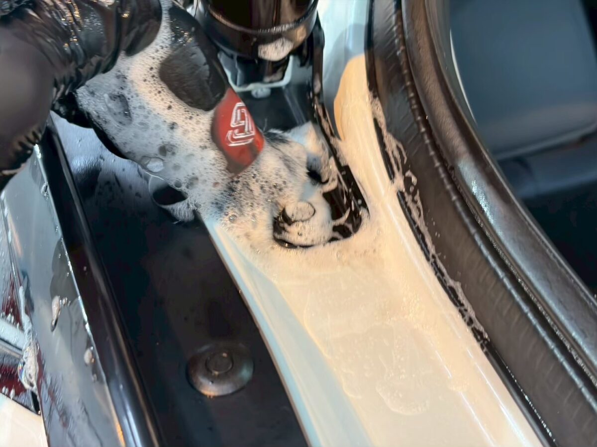 日産アリア 細部クリーニング