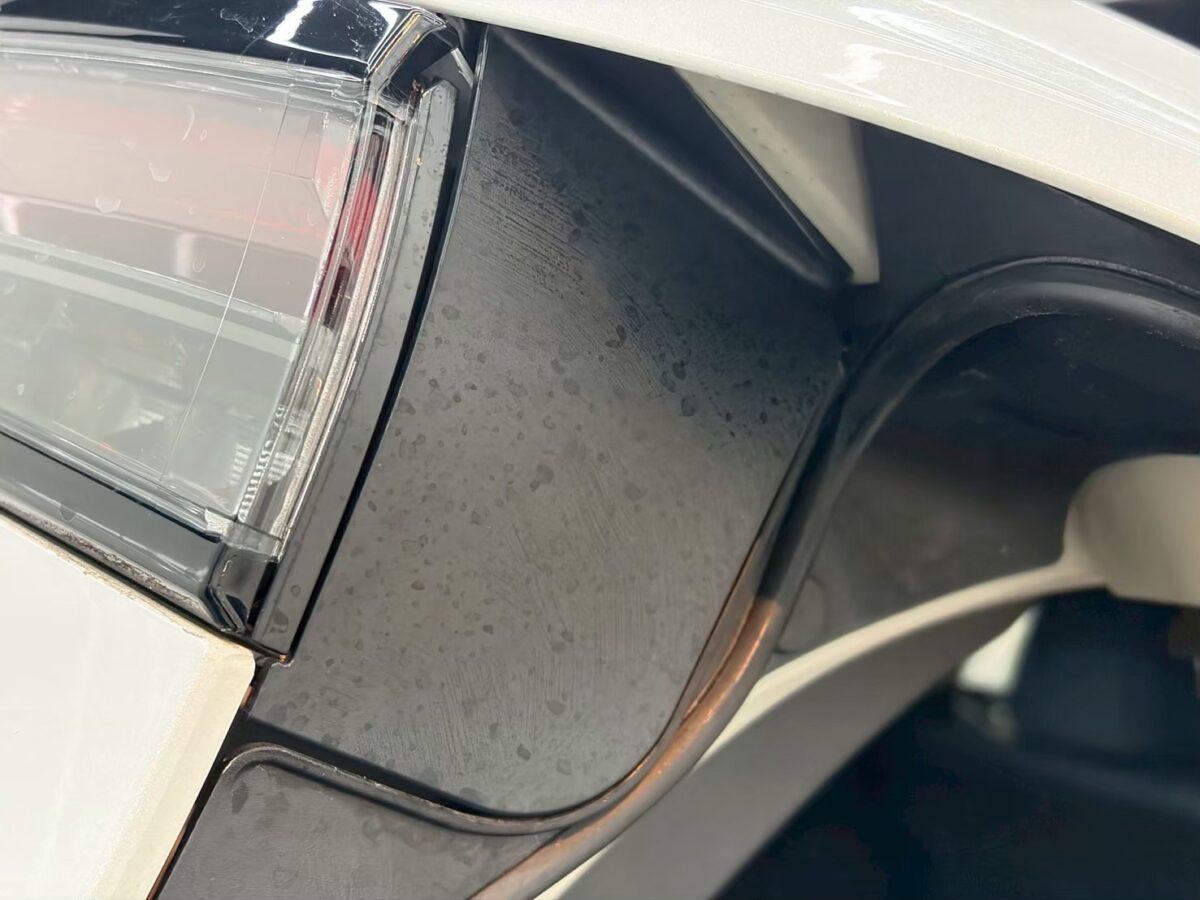 日産アリア テールランプ 水道水跡 水染み