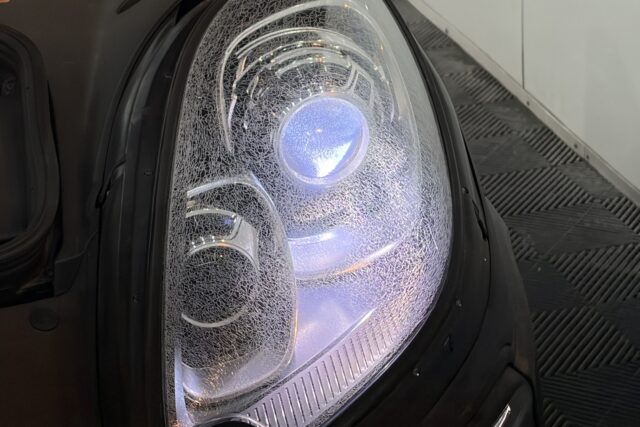 さすがに不可能か!? PORSCHEマカンGTSヘッドライトのクラック除去リペア施工例/東京都世田谷区M様